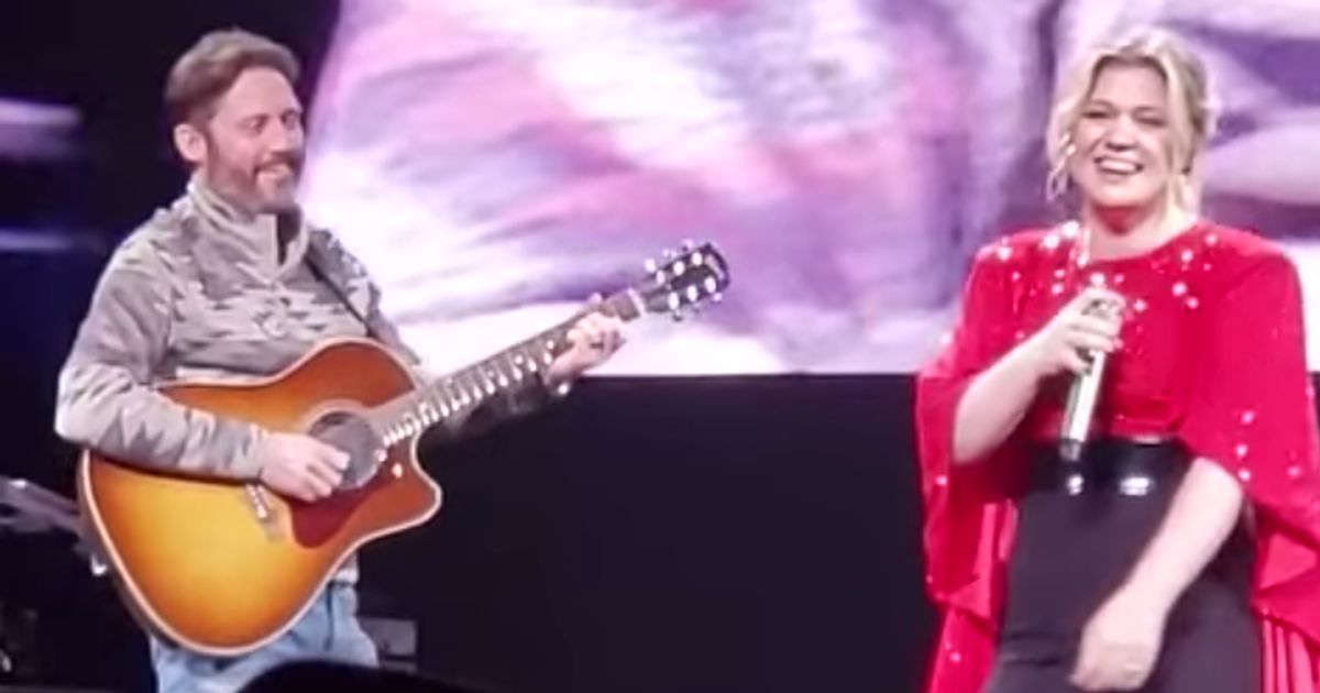Kelly Clarkson's Husband Surprises Her Onstage With Emotional Cameo ...