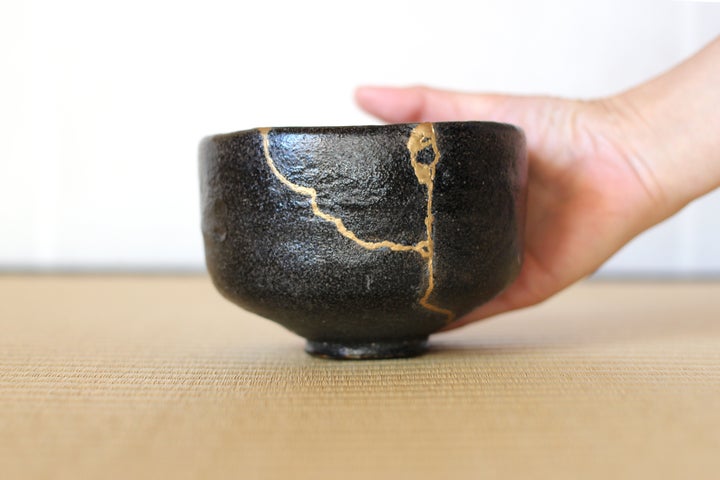 Veias douradas e brilhantes na cerâmica são resultado do kintsugi.