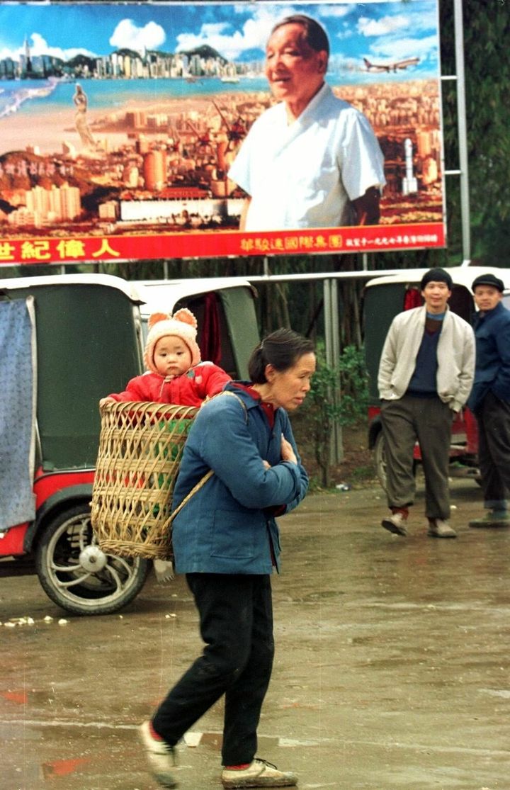 鄧小平の看板の前を通る市民（1996年/四川省）