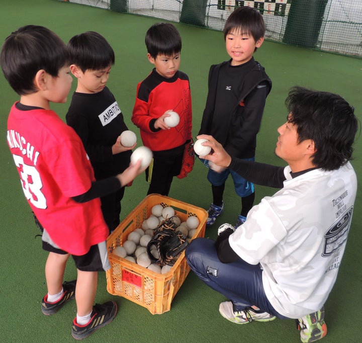 厳しい指導 は必要なのか 子供に教える元プロ野球選手は 厳しくして と望む親の声に悩んだ ハフポスト News 厳しい指導 は必要なのか 子供に教える元プロ野球選手は 厳しくして と望む親の声に悩んだ ハフポスト News