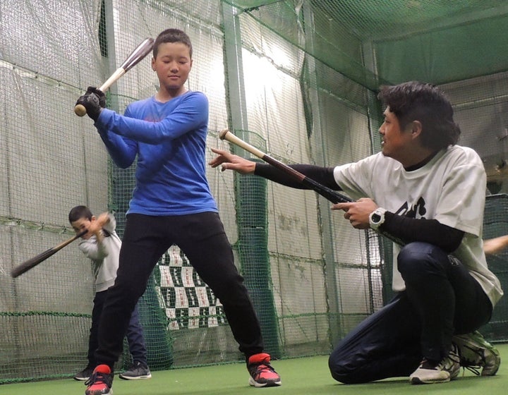 子供に指導する河野友軌さん