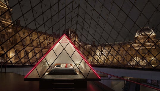 Ce partenariat entre le Louvre et Airbnb va ravir les fans de “La Nuit au
