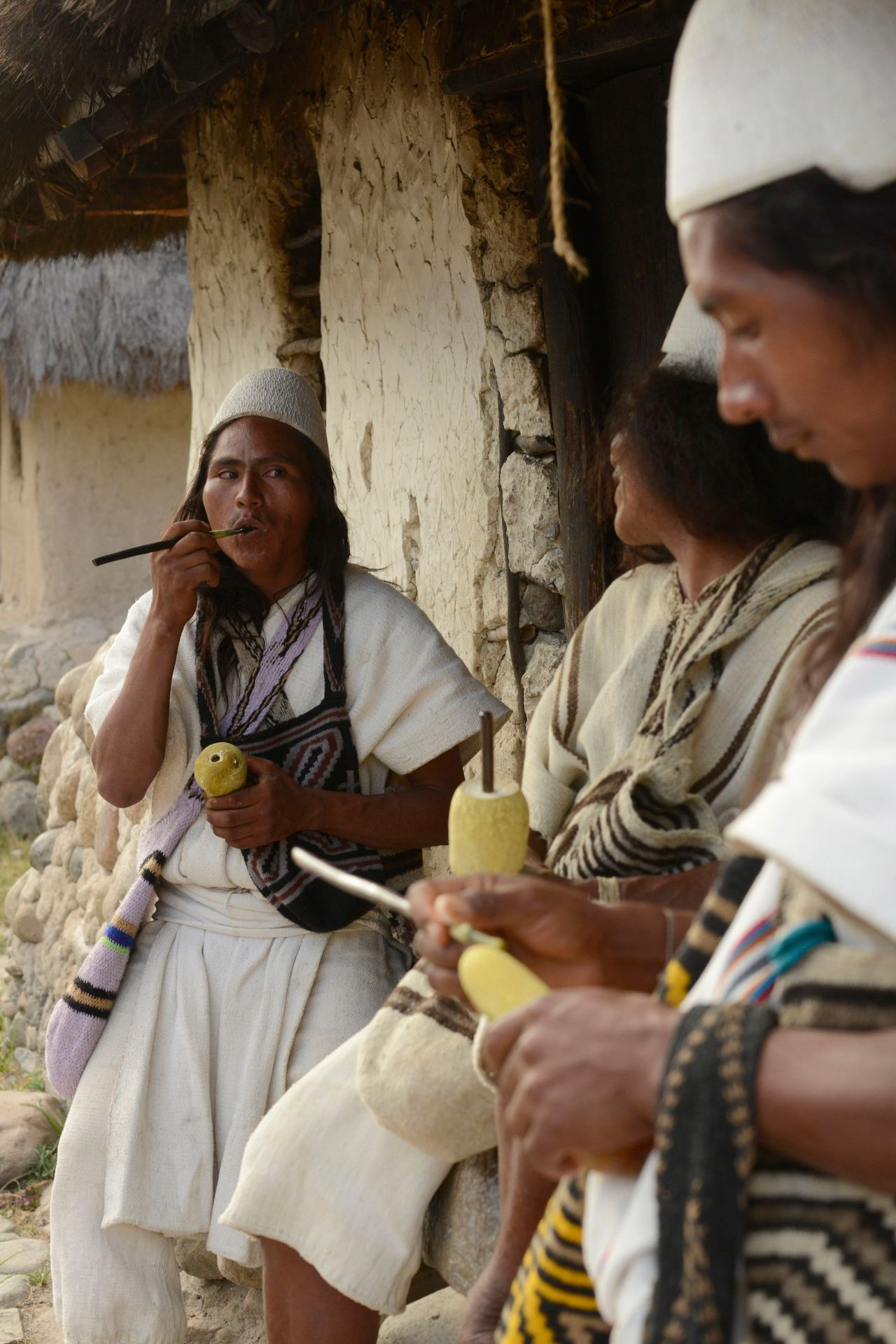 Ένας Αρχουάκο με ένα Poporo στο στόμα του, 23 Ιανουαρίου 2015. Το Poporo περιέχει ασβέστη ο οποίος τοποθετείται στα φύλλα κόκας τα οποία τα μασάνε. Πρόκειται για μια τελετουργία διαλογισμού για τους ιθαγενείς της περιοχής. 