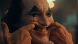 Joaquin Phoenix se transforme en “Joker” dans la première bande-annonce du
