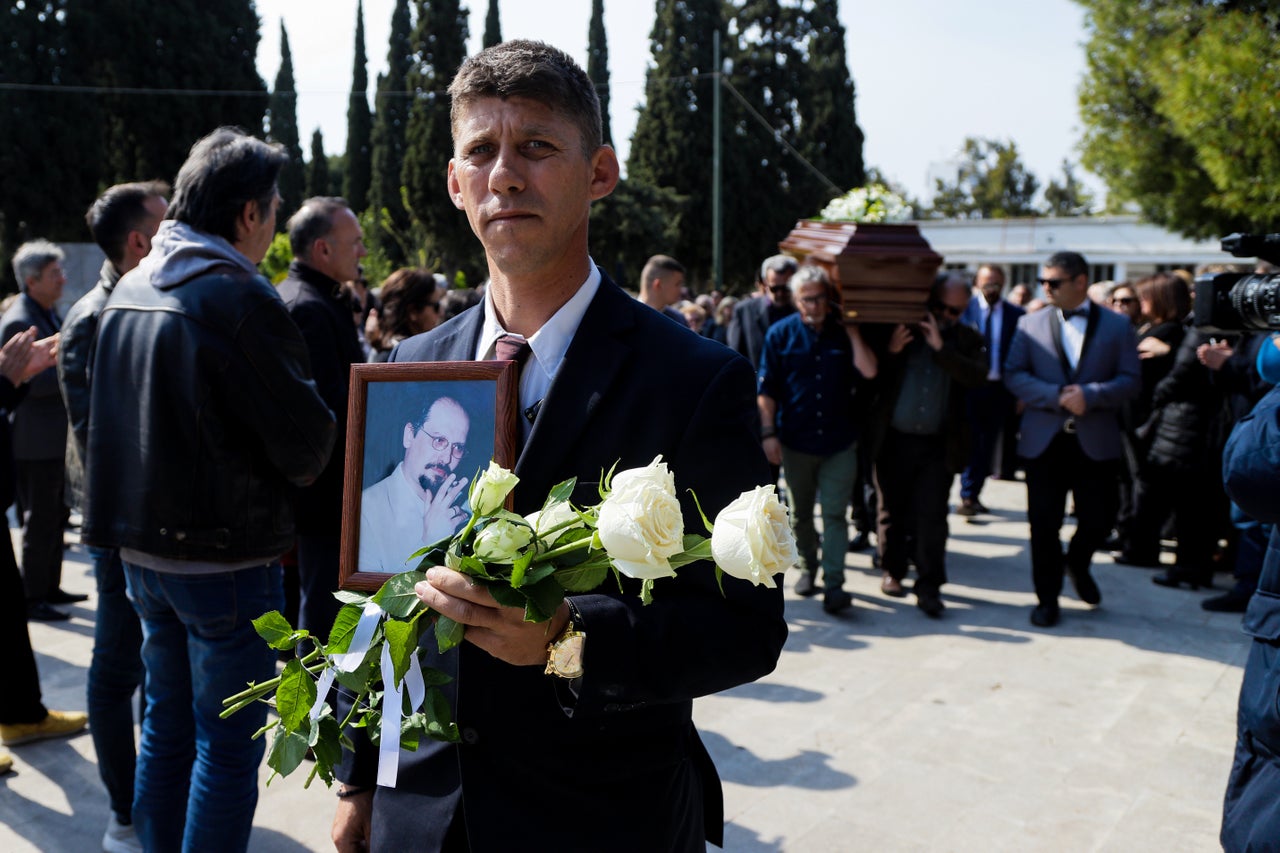 Με ένα λουλούδι στο χέρι φίλοι, συγγενείς αλλά και συνάδελφοί του του είπαν το «τελευταίο» αντίο