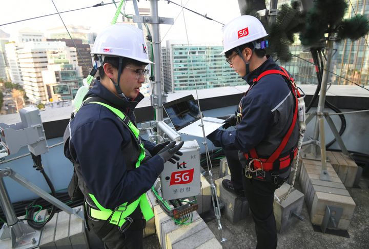 Tεχνικοί της εταιρείας KT εγκαθιστούν στη Νότια Κορέα κεραίες για ασύρματο δίκτυο 5G στις 3 Απριλίου 2019.