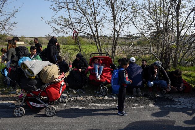 Πρόσφυγες στα Διαβατά προσπαθούν να διασχίσουν τα σύνορα και συγκρούονται με τα