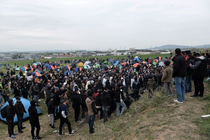 Μετανάστες και πρόσφυγες συγκεντρωμένοι στα Διαβατά. Οι σκηνές απλώνονται και πολλαπλασιάζονται στα χωράφια, δίπλα στο κέντρο υποδοχής.