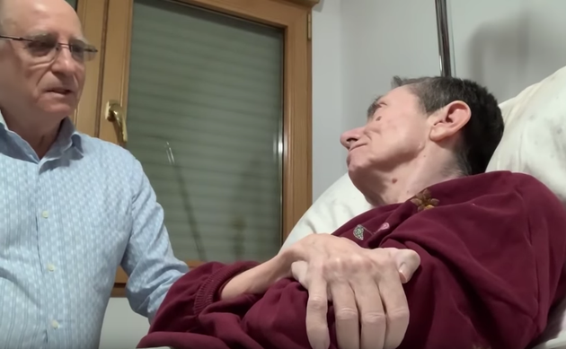 Fotograma del v&iacute;deo en el que &Aacute;ngel Hern&aacute;ndez ayuda a su pareja, Mar&iacute;a Jos&eacute;...