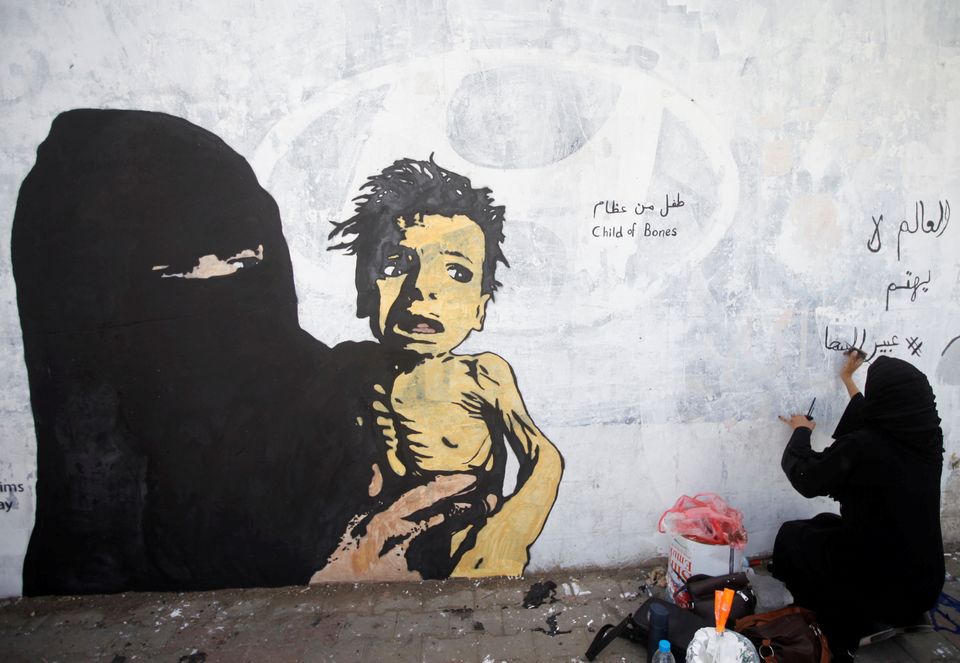 Πώς είναι να είσαι μητέρα στην Υεμένη. Εκεί που «τα παιδιά πέφτουν σαν τα φύλλα» από τον λιμό και τις