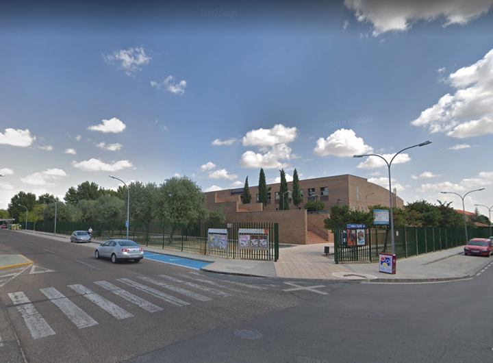 Vista exterior de la piscina de Torrijos en la que se ha localizado la ameba.