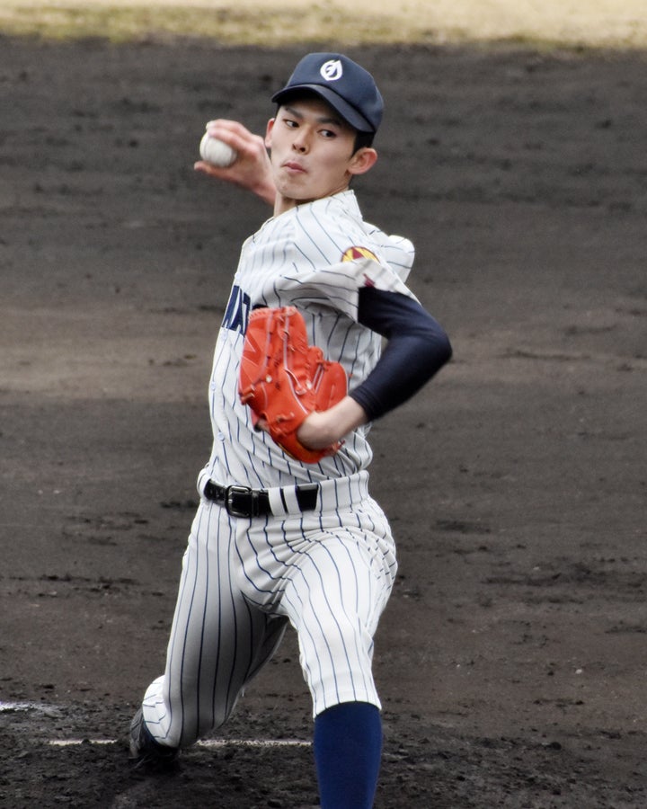 作新学院との練習試合で、力投する大船渡の佐々木朗希投手＝3月31日、栃木・矢板運動公園野球場