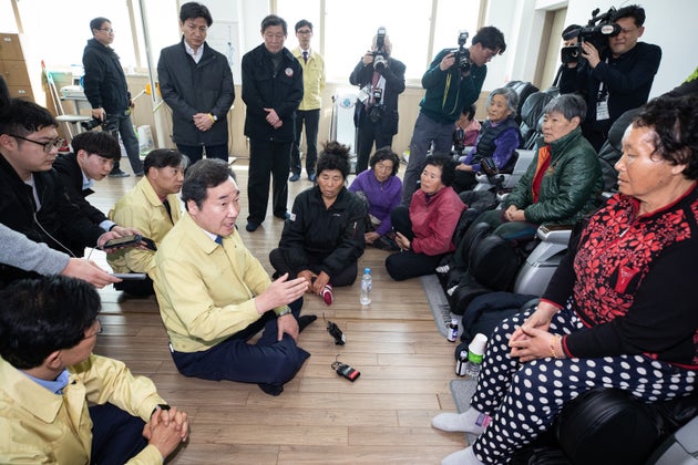 이낙연 국무총리가 5일 강원도 강릉시 옥계면에 위치한 이재민 대피소를 찾아 산불 피해 주민들과 대화를 나누고 있다.