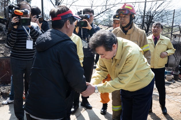 이낙연 국무총리가 5일 강원도 강릉시 옥계면 산불 피해 민가를 찾아 한 이재민을 위로하고 있다.