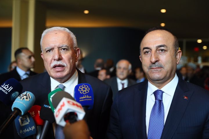 Ο Υπουργός Εξωτερικών της Τουρκίας Μ. Τσαβούσογλου με τον ομόλογο του από την Παλαιστίνη Ριάντ Αλ-Μαλίκι