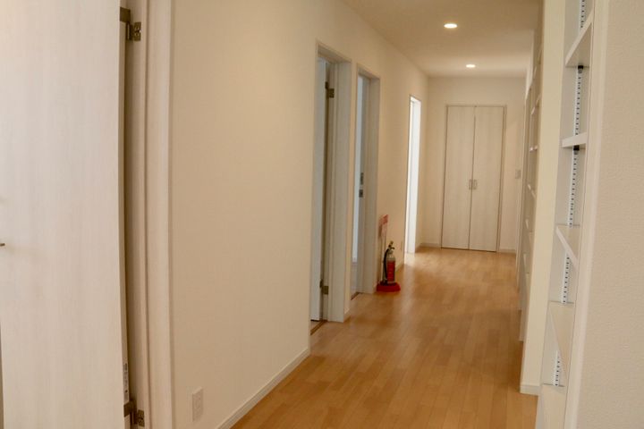 TOKIWAの内部 左手に個人用の部屋が4部屋、右手はクローゼットとシャワールーム（3部屋）。