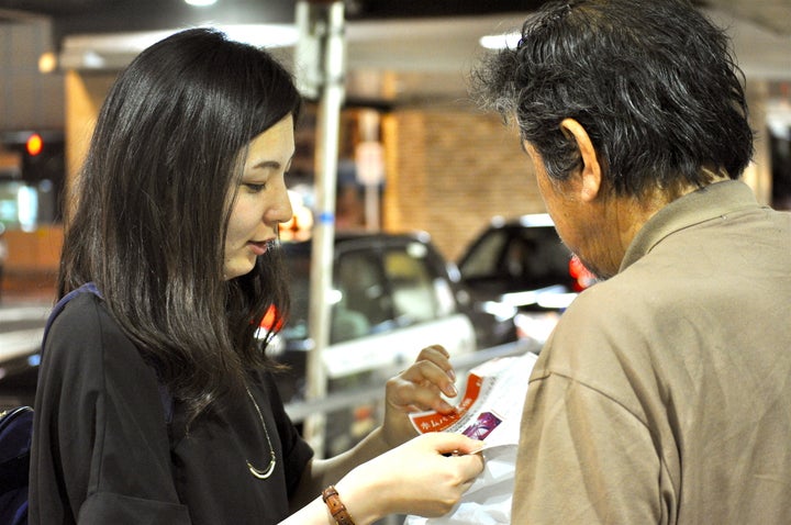 ホームレスの方々への支援活動で夜回りをするNPO法人Homedoorの理事兼事務局長の松本浩美さん