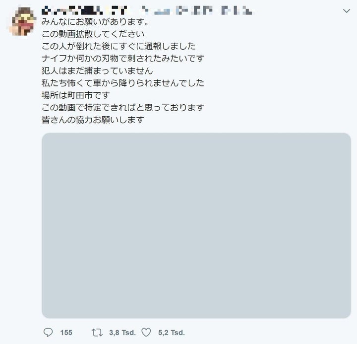 問題の投稿には、動画の拡散をするように呼び掛ける文言や、「この人が倒れた後にすぐに通報しました ナイフか何かの刃物で刺されたみたいです」などと事件性をにおわせる内容が書かれていた。