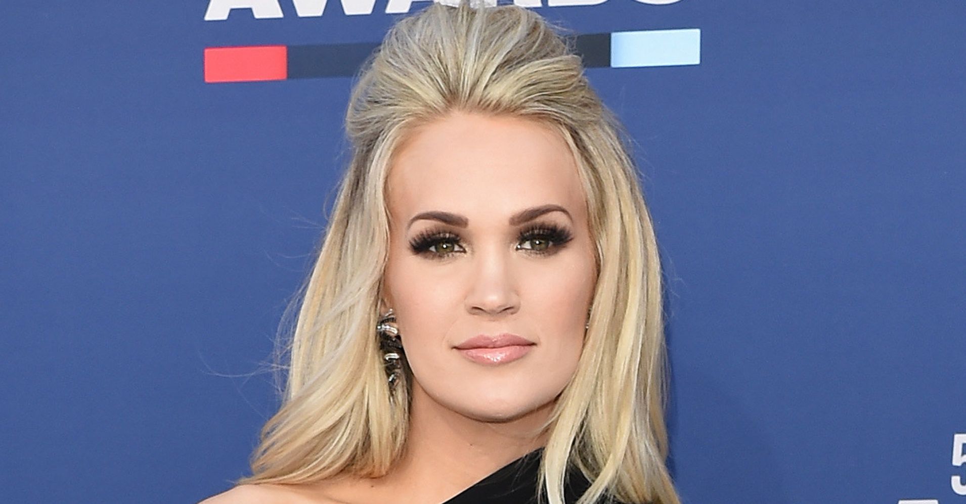 Carrie Underwood Wears The Sparkliest Red Carpet Look At The ACM Awards ...