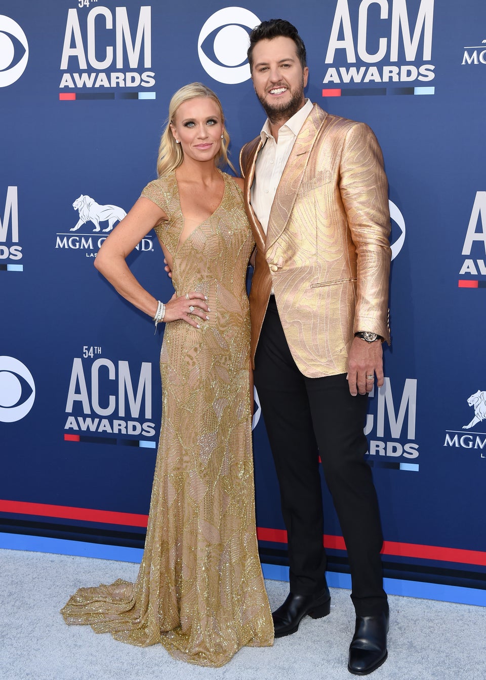 Carrie Underwood Wears The Sparkliest Red Carpet Look At The ACM Awards |  HuffPost Entertainment