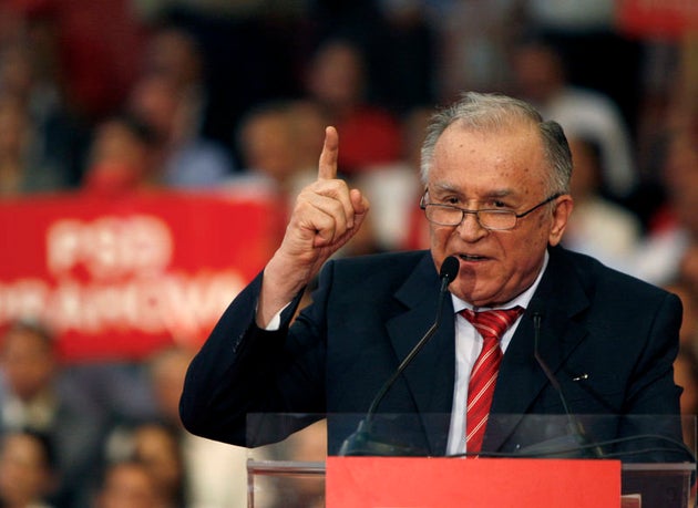 El expresidente rumano Ion Iliescu será juzgado por crímenes de lesa  humanidad | El HuffPost