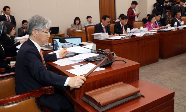 여상규 국회 법제사법위원회 위원장이 4일 오전 서울 여의도 국회에서 열린 법사위 전체회의에서 의사봉을 두드리고 있다. 이날 법사위는 헌법재판소 재판관 후보자(문형배, 이미선) 인사청문회 실시계획서 채택의 건을 통과시켰다.