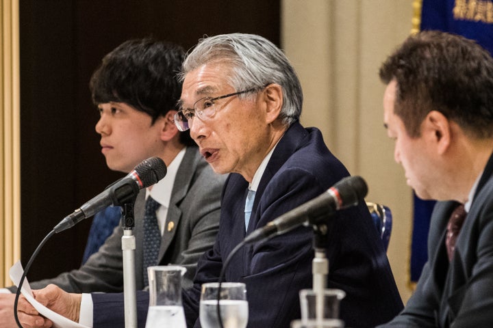 会見する弘中惇一郎弁護士