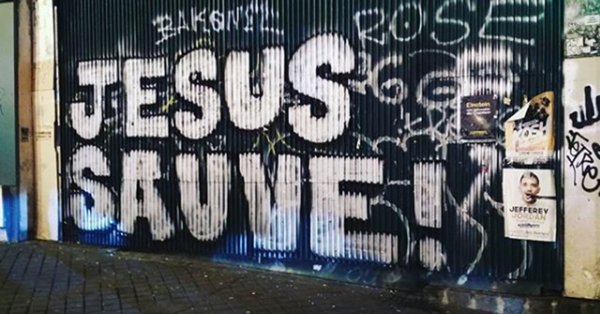 L Auteur Des Mysterieux Tags Jesus Sauve A Paris A Ete Identifie Le Huffpost