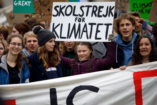 「気候のためのスクールストライキ」と書かれたプラカードを掲げるグレタ・トゥーンベリさん
