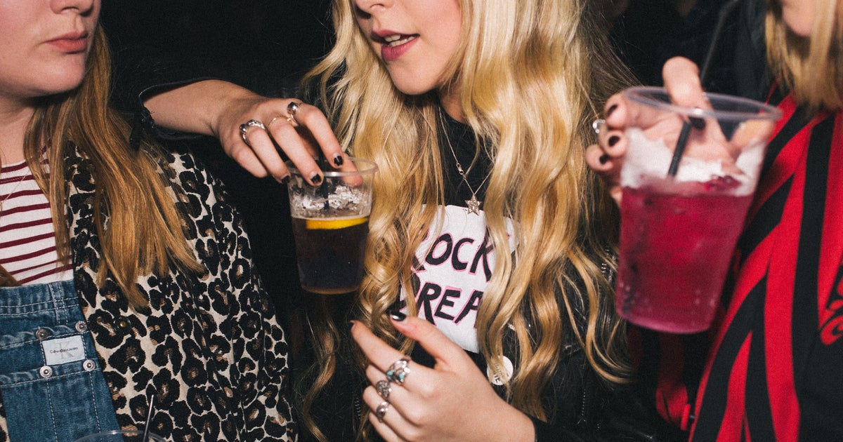 How To Deal When 2 Of Your Friends Are Fighting | Huffpost Life