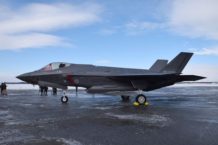 配備先の三沢基地に到着した航空自衛隊の最新鋭ステルス戦闘機F35A＝2018年1月26日、青森県三沢市