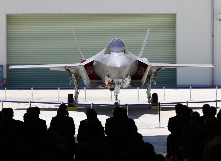 三菱重工業で最終的に組み立てられ、公開されたF-35A戦闘機の国内製造初号機＝2017年6月5日、愛知県豊山町