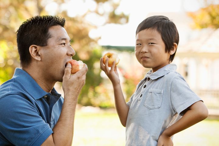 りんごを食べる親子 イメージ写真