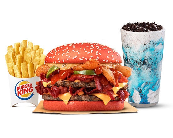 O novo sanduíche vem com pão vermelho, hambúrguer, queijo, bacon, jalapeño e molho furioso. Já o shake é de sorvete de baunilha com calda azul e Oreo.