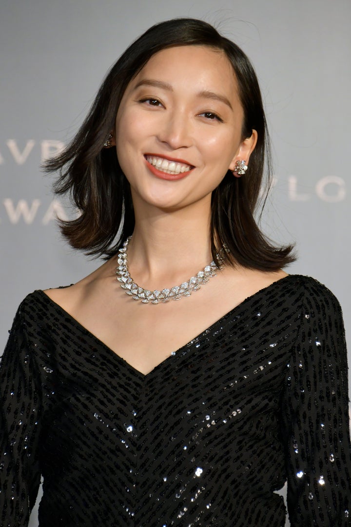 ファッションブランドのブルガリが開催した「ＢＶＬＧＡＲＩ ＡＶＲＯＲＡ ＡＷＡＲＤＳ２０１８」のゴールデンカーペットを歩く女優の杏さん（東京都港区の六本木ヒルズアリーナ）