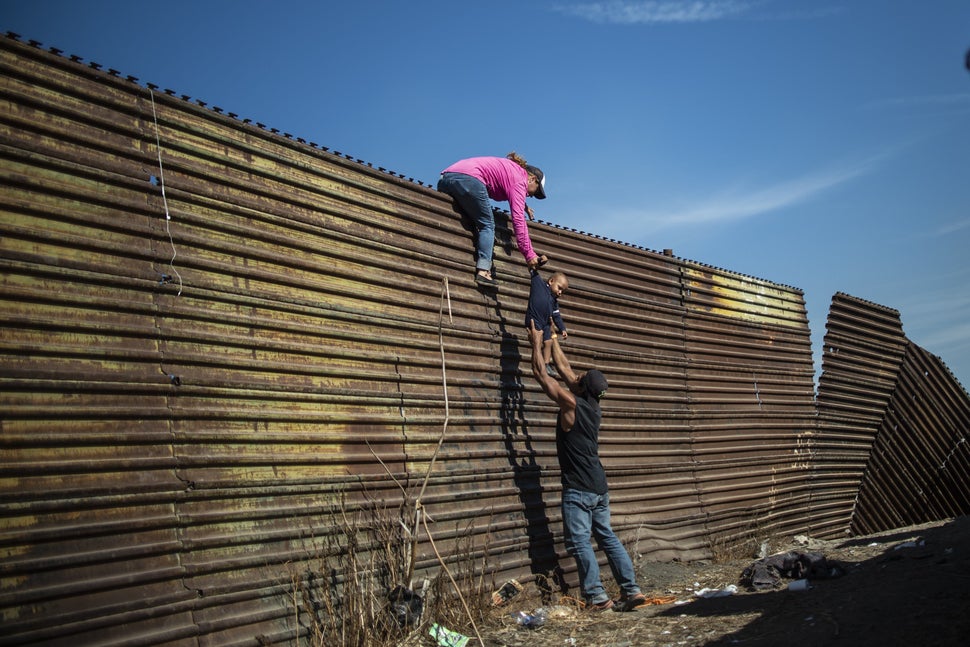 Viral Photo Of Crying Girl At The Border Wins 2019 World Press Photo
