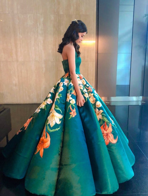 viral graduation dress Teen Goes Viral For Creating And Painting Her Own Graduation Dress