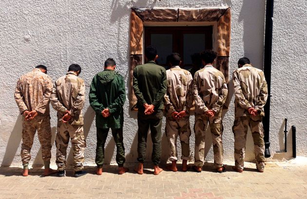 11 Απριλίου 2019. Φωτογραφία από τον κυβερνητικό στρατό, όπου φέρονται να εμφανίζονται αιχμάλωτοι - μαχητές που πολεμούσαν υπό τον στρατηγό Χαλίφα Χαφτάρ (LNA).