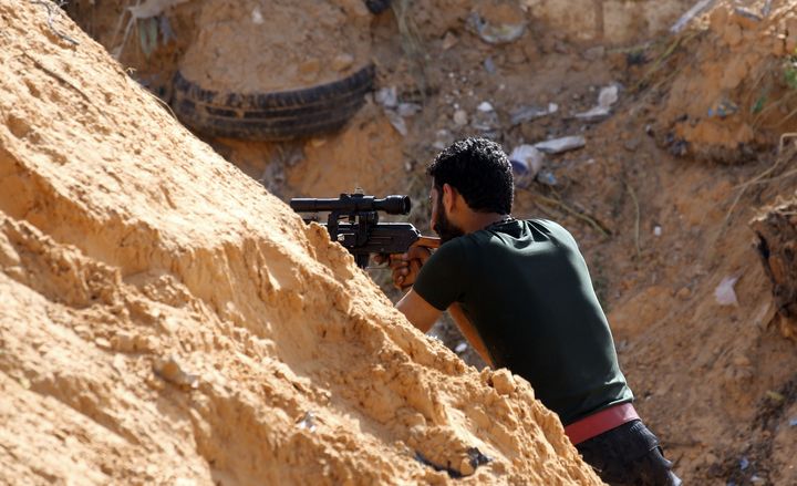 10 Απριλίου 2019. Ενοπλοι συγκρούονται στα νότια προάστια της Τρίπολης, στην Λιβύη.