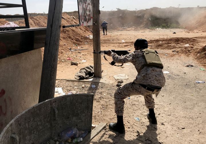 10 Απριλίου 2019. Ενοπλοι συγκρούονται στα νότια προάστια της Τρίπολης, στην Λιβύη. Eδώ στρατιώτες των κυβερνητικών δυνάμεων που υπερασπίζονται την πρωτεύουσα.