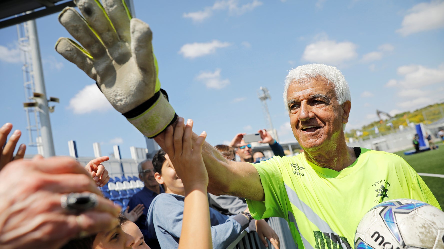 イスラエルの73歳のゴールキーパーが快挙達成 プロサッカー選手の最年長出場 としてギネス世界記録を更新 ハフポスト イスラエルの73歳のゴールキーパーが快挙達成 プロサッカー選手の最年長出場 としてギネス世界記録を更新 ハフポスト