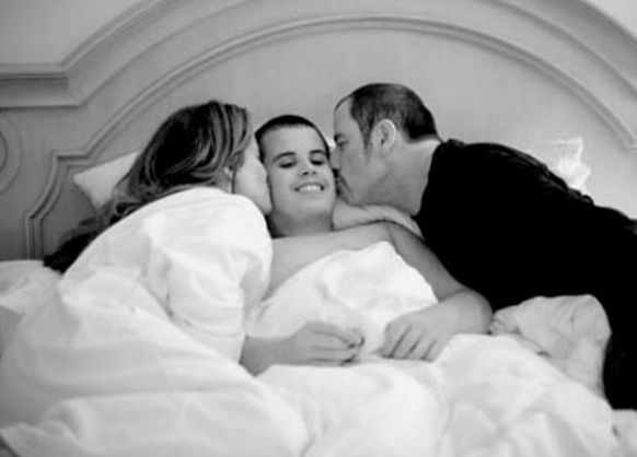 2009年に16歳で亡くなった息子ジェットさんに、ジョン・トラボルタとケリー・プレストン夫妻がキスをする写真。2019年4月6日掲載