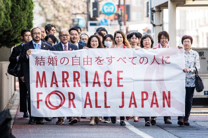 法廷に向かう原告と弁護団