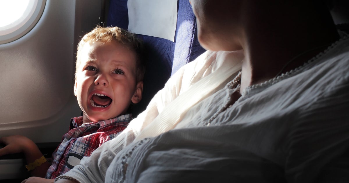 もし赤ちゃんが飛行機でグズったら 客室乗務員の機転で機内みんなが赤ちゃんのファンに 動画あり ハフポスト