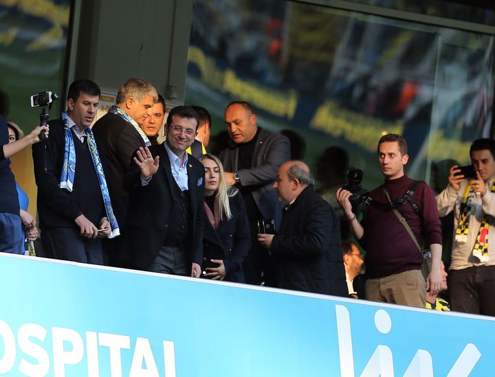 O υποψήφιος δήμαρχος της Κωνσταντινούπολης Εκρέμ Ιμάμογλου, που υποστηρίζει η αντιπολίτευση, στο γήπεδο μαζί με την σύζυγό του για να παρακολουθήσει τον ποδοσφαιρικό αγώνα Φενέρμπαχτσε - Γαλατασαράι, στις 14 Απριλίου 2019.