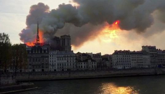 Macron reporte son allocution après l’incendie à