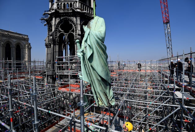 Notre Dame De Paris Les Statues De La Fleche De La Cathedrale Ont Ete Sauvees De Justesse Le Huffpost