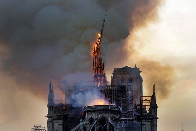 La imagen que siempre recordaremos: así cayó la aguja central de Notre Dame en