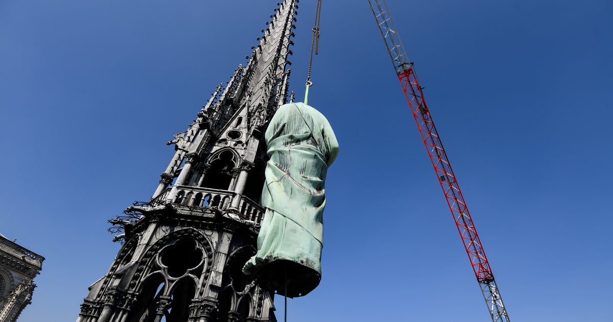 Notre Dame De Paris Les Statues De La Fleche De La Cathedrale Ont Ete Sauvees De Justesse Le Huffpost