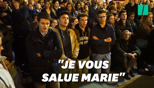 Face à Notre-Dame en flammes, des Parisiens chantent genoux à